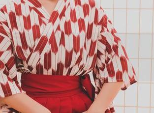 GIRLT果团网 – 通灵儿带你泳池游，原图和写真色彩好迷离。