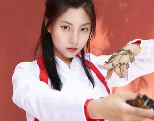 MiiTao蜜桃社 – 瑜伽中的索菲娅Sophia，作品赏析：到底是在练瑜伽，还是在秀身材？