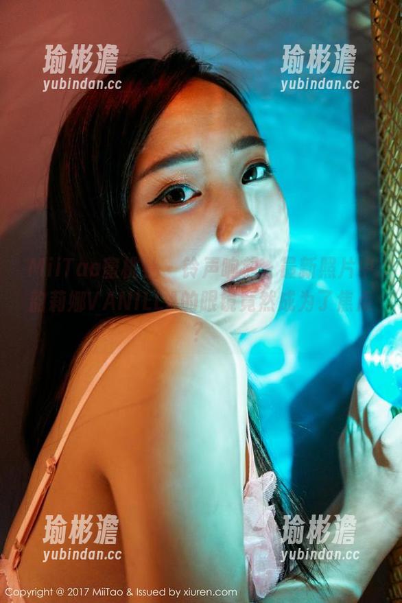 MiiTao蜜桃社 - 铃声响起，最新照片中韵莉娜VANILLA的眼镜竟然成为了焦点？