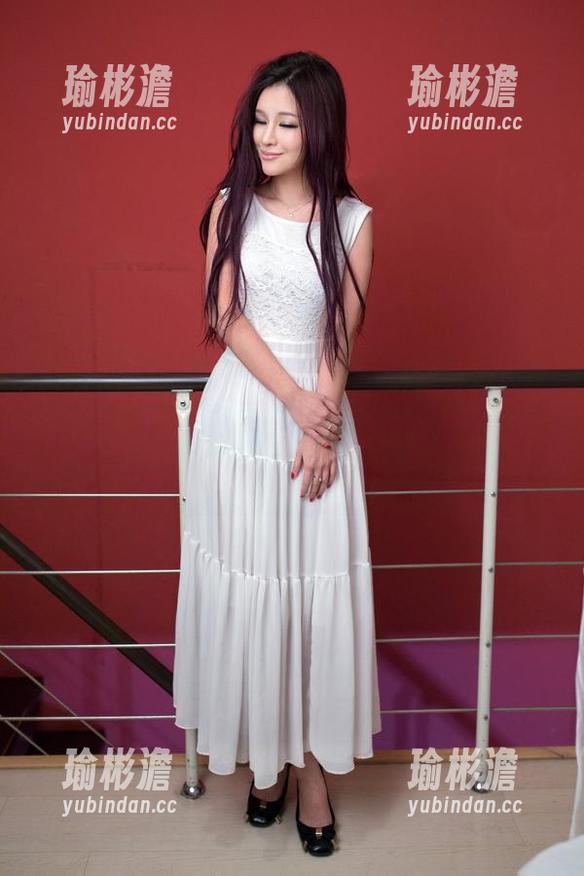 TuiGirl推女郎 - 图片里的Yu佳妮秀出了职业装的另一种可能性，难道真要先靠衣装再靠才华？