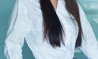 TuiGirl推女郎 – 在线聊聊，何奕恋的黑丝值得拿出来给朋友们炫耀吗？