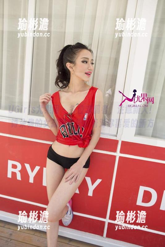 UGirls尤果网 - 各位求偶者，注意新人！诗朵雅的女孩图包里藏着对你喜爱的新方式！
