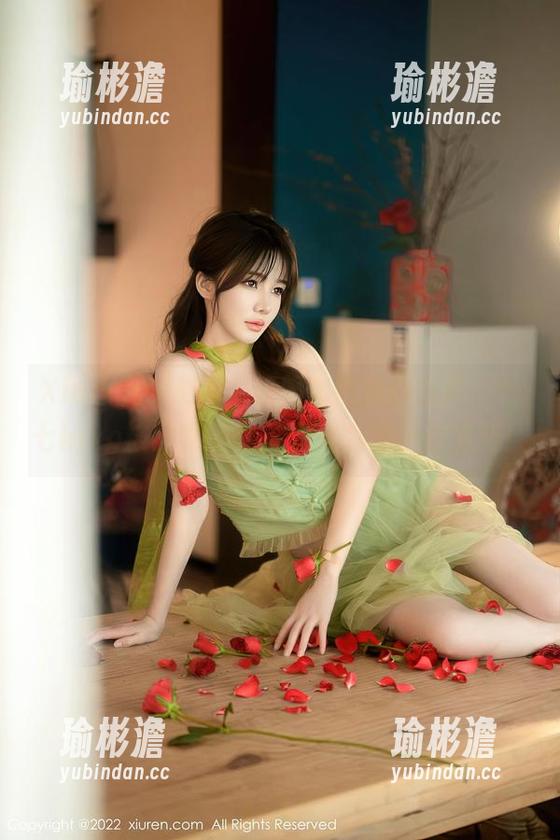 Xiuren秀人网 - 校服套图最新出炉，七七kiko被同学围住了，只为那一抹清新！
