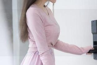 Xiuren秀人网 – 在线随便一瞄：董媛媛Janel的连衣裙，果然这颜色也能拯救穿搭焦虑。