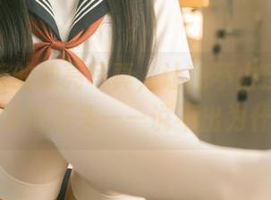 rua阮阮的油亮写真，让我不由自主地想起光滑的石头——说不出为什么。