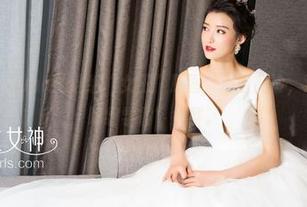 克拉女神 – Luna的这组“女王”原图，远看高冷，近看入围“瞎编学霸”大赛。