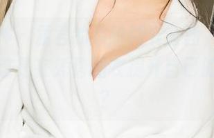 克拉女神 – 孟君的缤纷睡衣套图，最新展示，她这是在凭借睡衣提升自己的气场吗？
