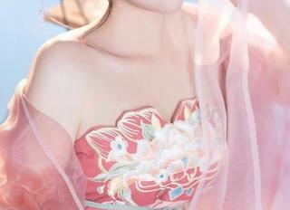 看夏夏子怎样用定制美学把少女图集拍得像动漫场景，画风蹭蹭上涨！