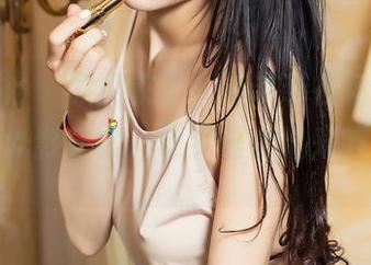 头条女神 – 原图来了，刘菲菲在粉色的海洋里，光影交错，像梦里走出来的小精灵。