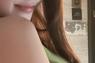 微密圈 – 欲罢不能的奶雯写真，满屏都是壁纸里的可爱气息。