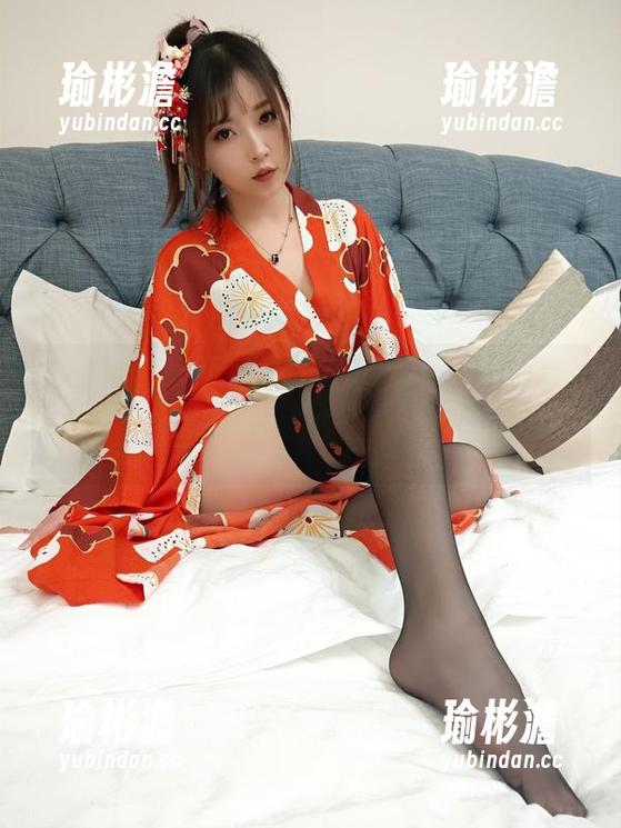 别看小女巫露娜的套装轻描淡写，网盘里的写真可是隐藏了不少引人遐想的小细节。
