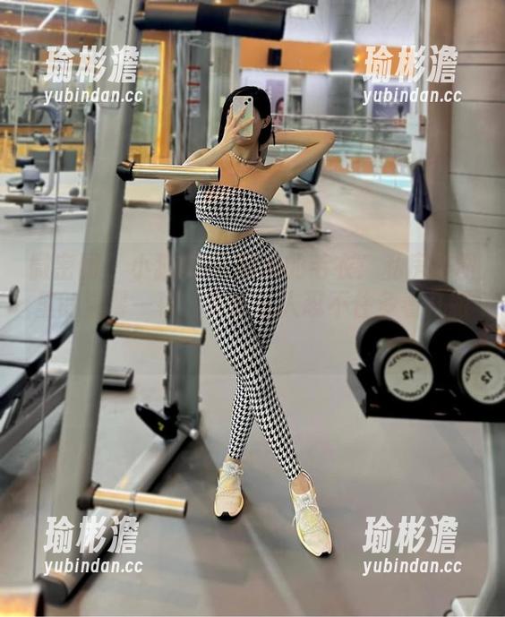 微密圈 - 小猫咪ck和她的毛衣：私房美图里的温馨一幕，真得让人忍不住多看几眼！