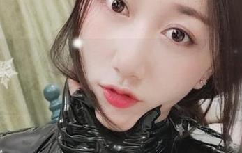 微密圈 – 小玉吃果冻的“学妹”，下载请谨慎，或许会犯迷糊哦！