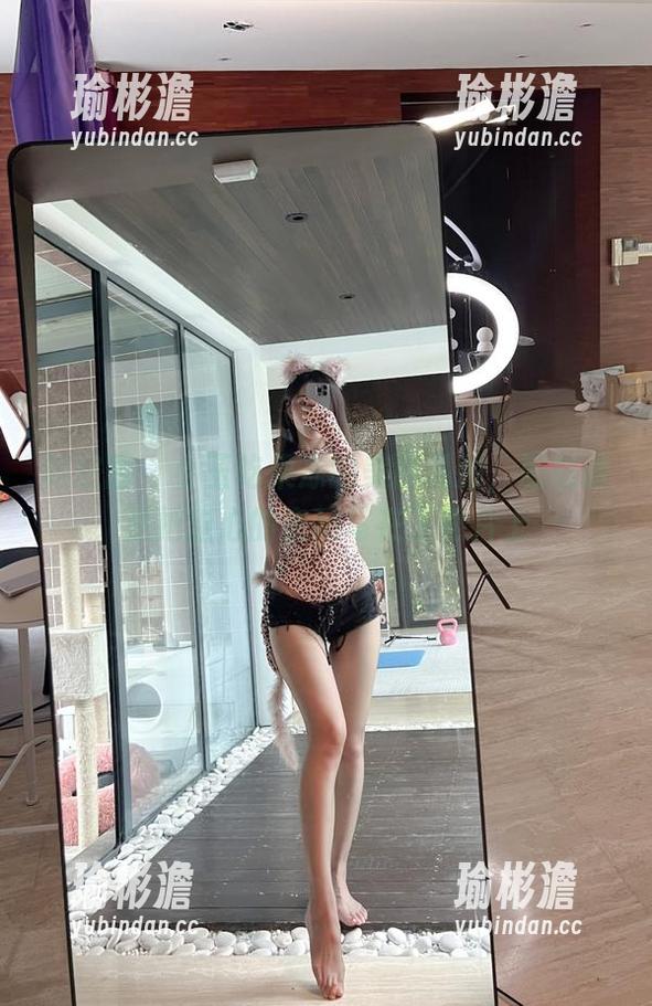 小玉吃果冻 微密圈 - 小玉吃果冻的美丽私拍,原图像是把甜心的密码写在了照片上