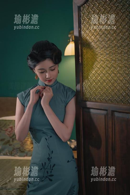 美图评测：年年Nnian的奶牛女仆装，我现在只想做个小小的奶牛迷了，围着她转转。