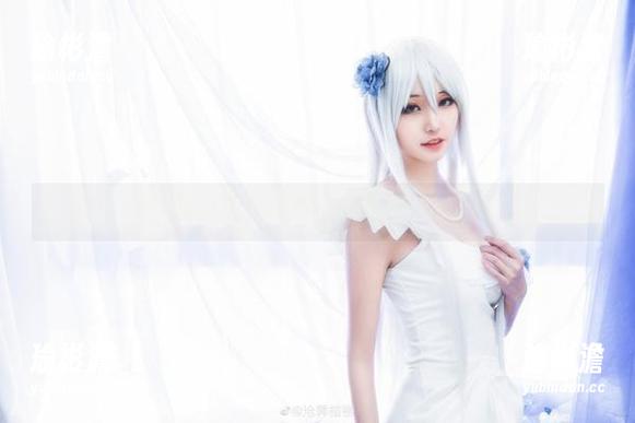 沧霁桔梗的长腿：原图里露出了不经意的干练