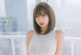 浅安安的礼服对我说：“为何不把自己也变成一个cos角色？”