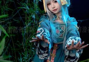 爆机少女喵小吉的秘书写真，高清到让你想问有没有后期磨皮。