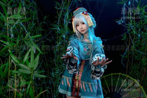 爆机少女喵小吉的秘书写真，高清到让你想问有没有后期磨皮。