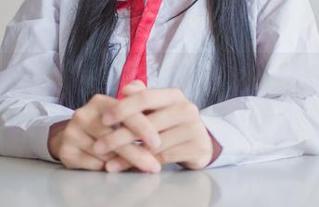 定制你的学妹框架：白金Saki图集里的窘迫与可爱并存。