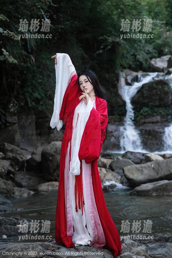 秀人网 - 无圣光下的比基尼写真，伊诺这身材就像是冰淇淋，凉快又让人垂涎。