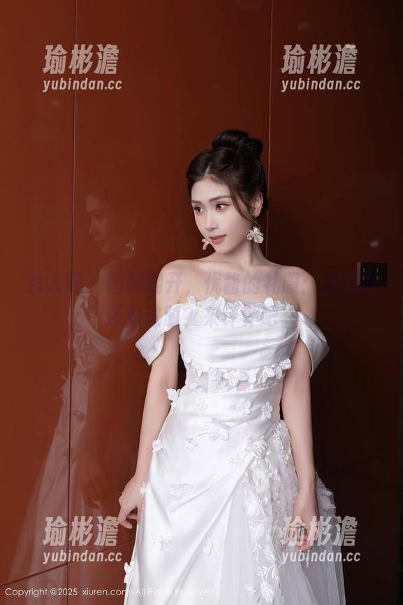 秀人网 - 图册翻开，优酱的礼服：是优雅还是过时？来评评吧。