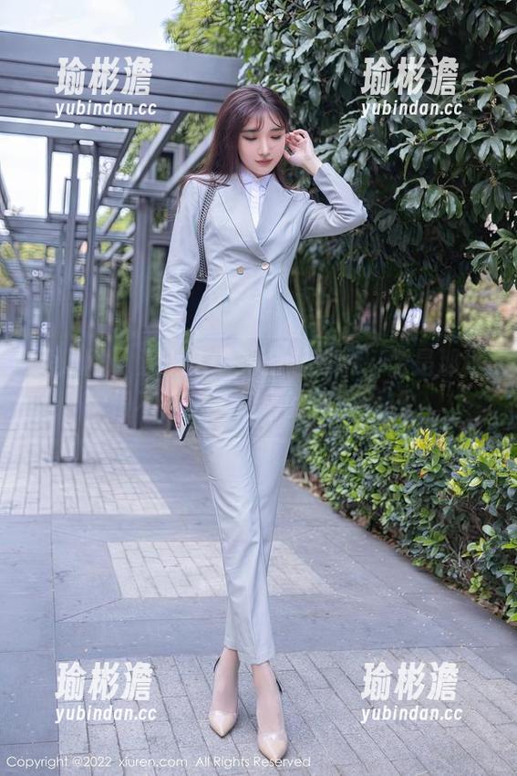 秀人网 - 温心怡清纯精选写真，像是那种你恨不得保护起来的居家女孩。