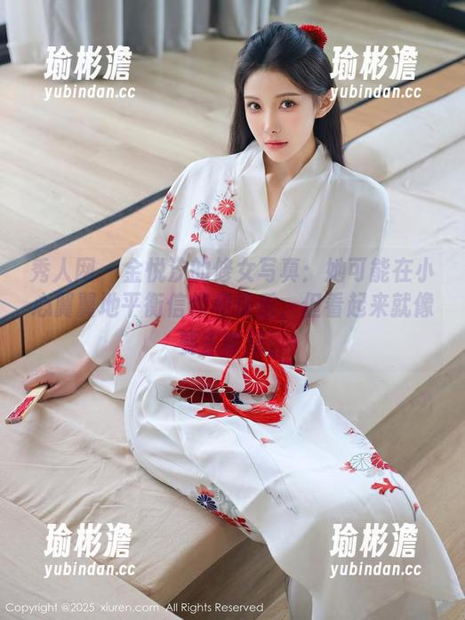 秀人网 - 金悦汐的修女写真：她可能在小心翼翼地平衡信仰和快乐，但看起来就像要去除草。