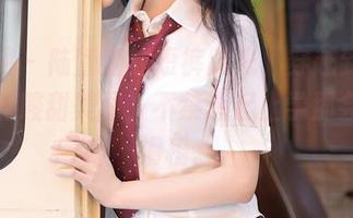 秀人网 – 陆萱萱的短裤时光，穿越到竹林深处的酸甜美图，不禁想起上学那会儿的滑稽。