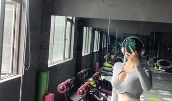 微密圈 – 紫色哒豚豚的魅力照片：吊带与白丝的双重诱惑，快来下载吧！