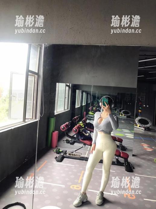 紫色哒豚豚 微密圈 - 紫色哒豚豚的魅力照片:吊带与白丝的双重诱惑,快来下载吧!