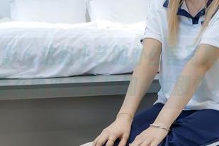 绮梦摄影 – 这组小艺的办公室写真，绝对是在给平淡工作加点戏剧性。