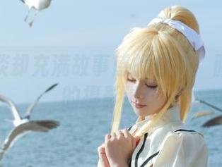 色彩暗淡却充满故事感的白裙：腥味猫罐的摄影遗作