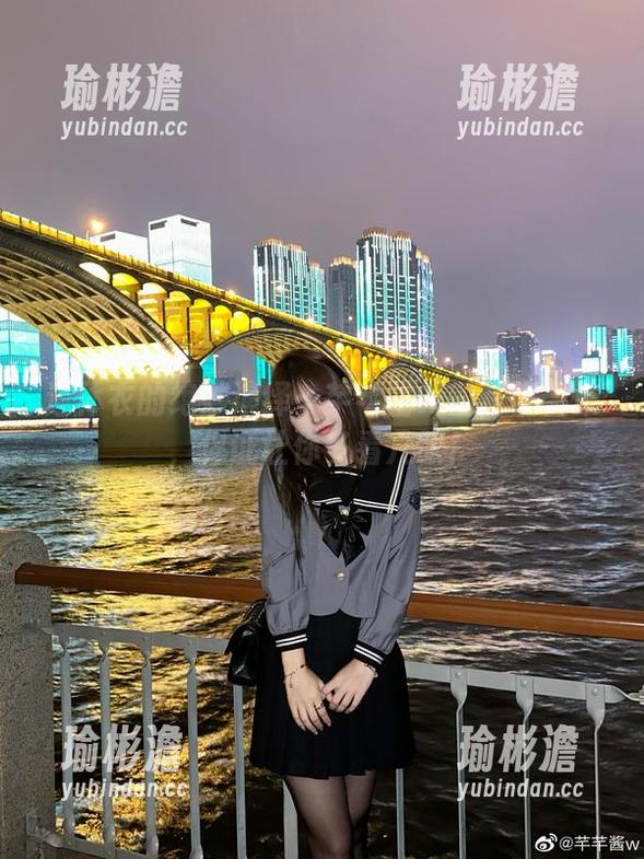 连体衣的绝妙演绎—芊芊酱w的写真合集，保证让你多看几眼！