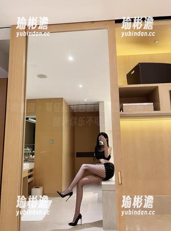 微密圈 - 葛征的红色肚兜：福利之路，原图让你乐不可支！