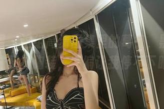 微密圈 – 这组高清图集里的葛征，黑丝网洞袜配抹胸装，偏偏让我停不下眼。