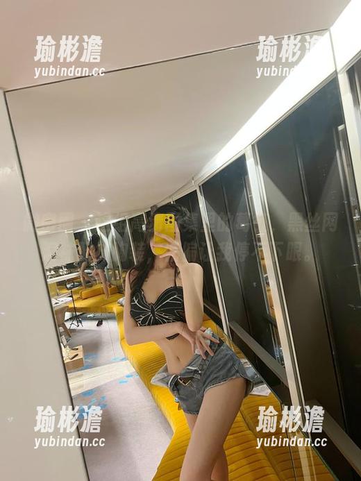 微密圈 - 这组高清图集里的葛征，黑丝网洞袜配抹胸装，偏偏让我停不下眼。
