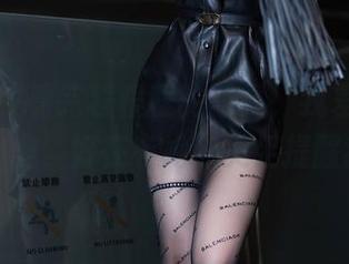 语画界 – 看完程程程的写真，我差点忘了盘腿坐，好在有她的美足提醒我！