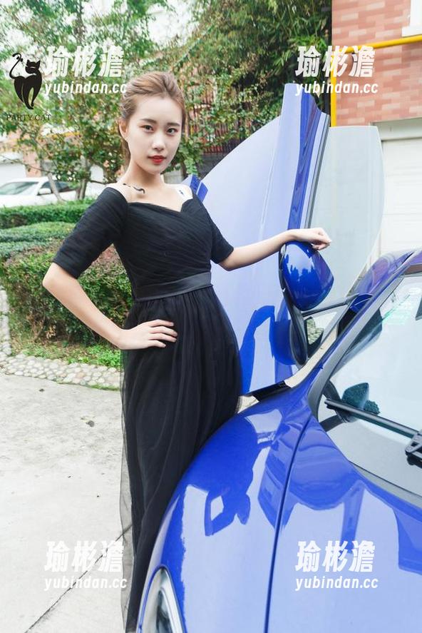 轰趴猫 - 美图秀场：陈雅漫和她的礼服，仿佛在对我低语，你懂的。