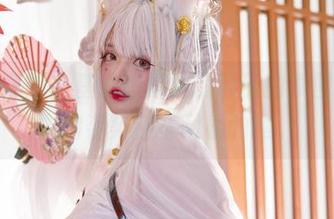 被阿寨寨的比基尼迷得神魂颠倒的原图，写真中的姿势还蛮耐看的啊。