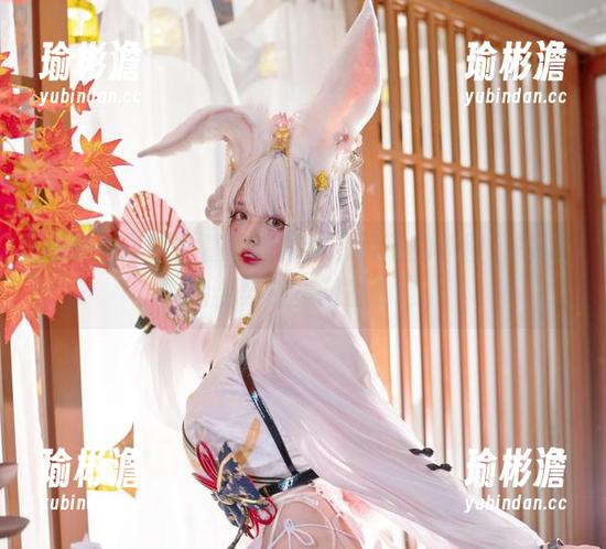 被阿寨寨的比基尼迷得神魂颠倒的原图，写真中的姿势还蛮耐看的啊。