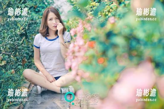 青豆客 - 当莫雅淇变身女王，原图中的光线只剩下无敌战斗力！