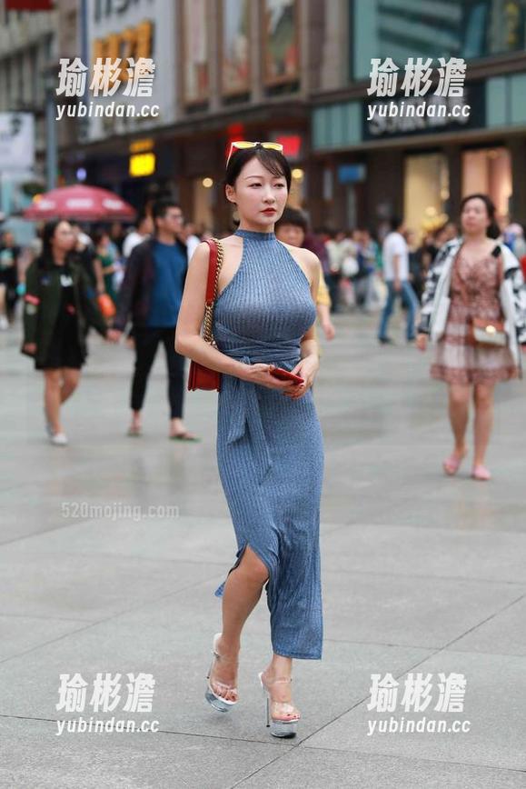 魔镜街拍：黑裙小姐姐教我什么叫做魅力，果然下载美图壮胆更自在！