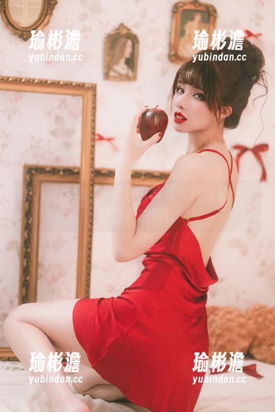 鹿八岁baby，连体衣写真：这姿势……够违和的吧！